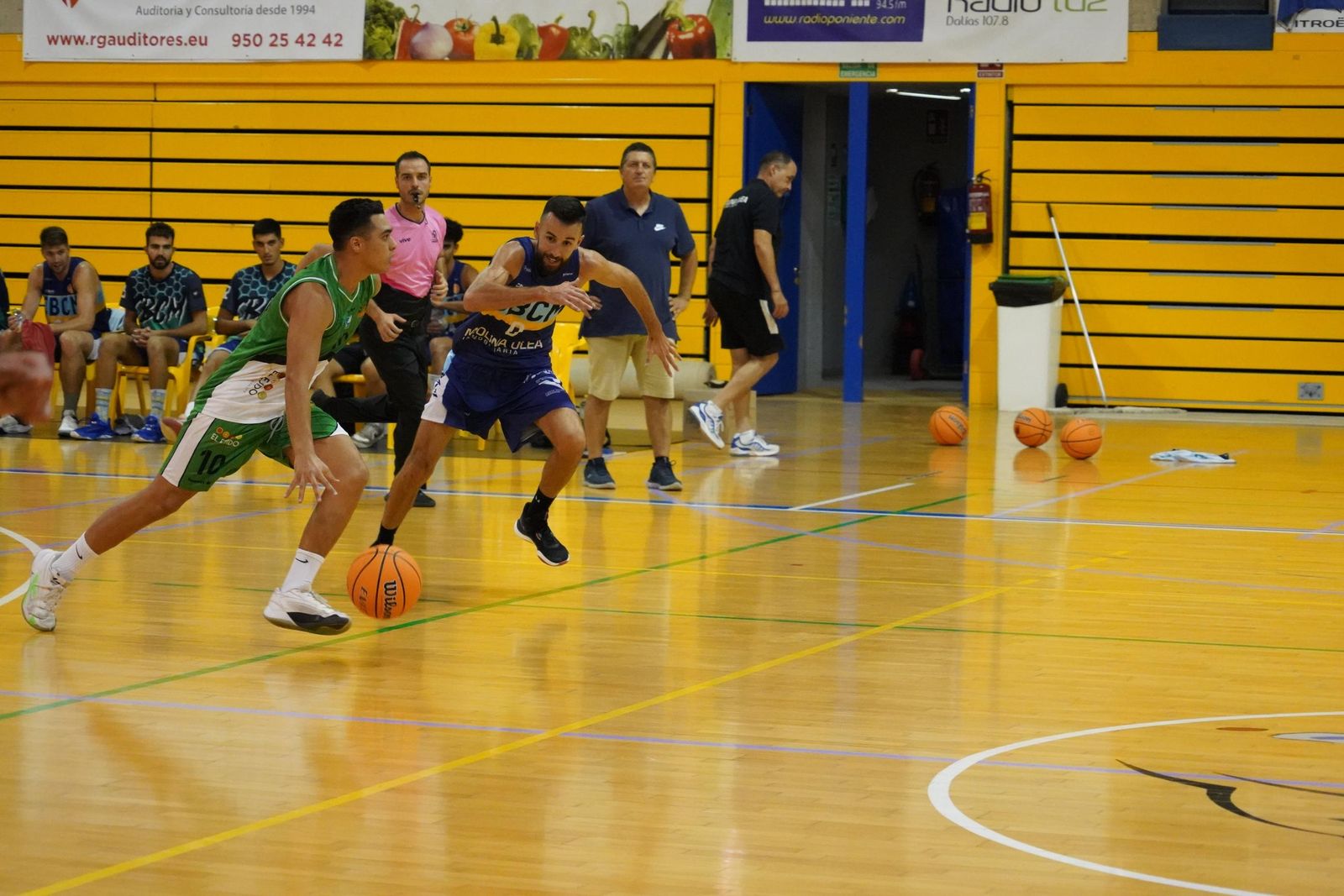 Un jugador del conjunto ejidense avanza en carrera conduciendo el balón durante un encuentro previo.