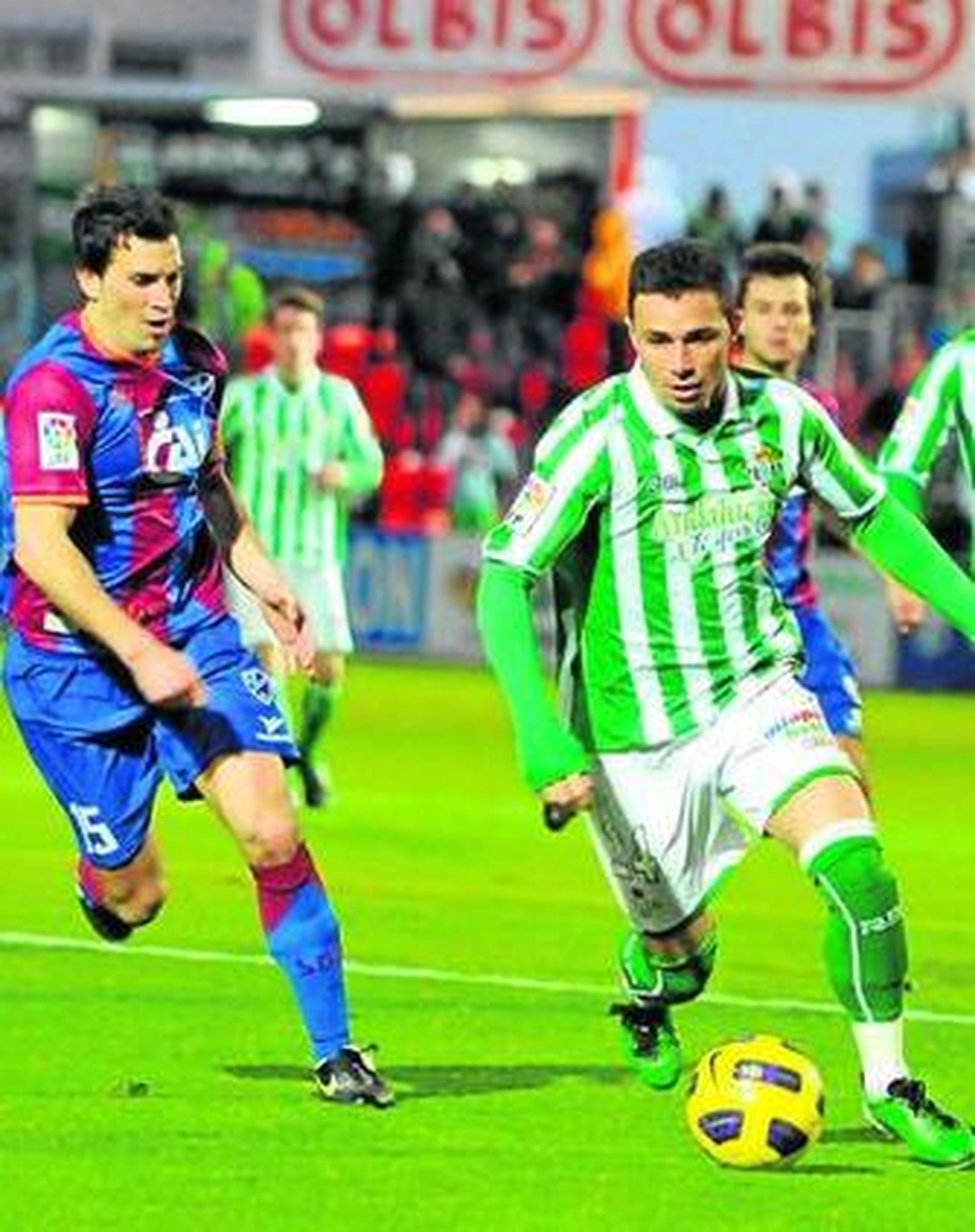 Rubén Castro conduce el balón perseguido por un rival oscense.