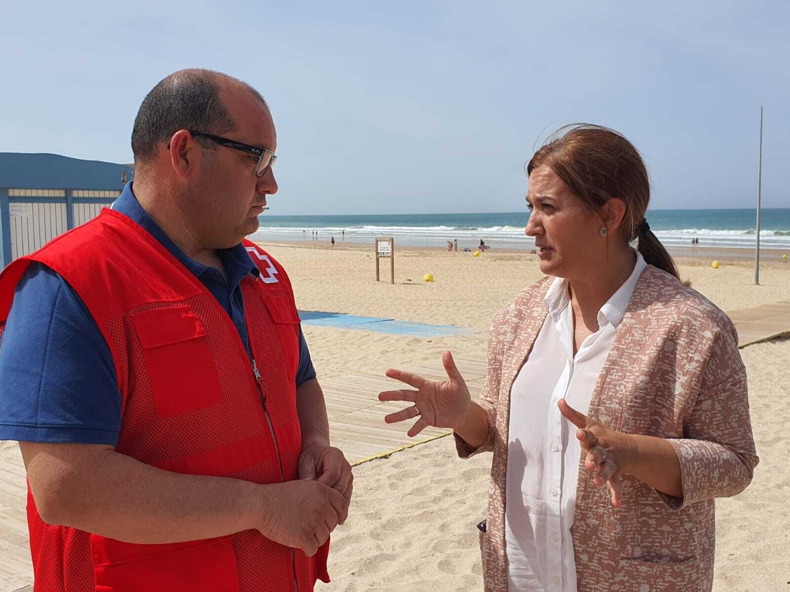 La delegada municipal de Playas, Ana González, visita la playa de La Barrosa junto al coordinador del servicio de salvamento y socorrismo de Cruz Roja Española, José Antonio Rodríguez Santana,