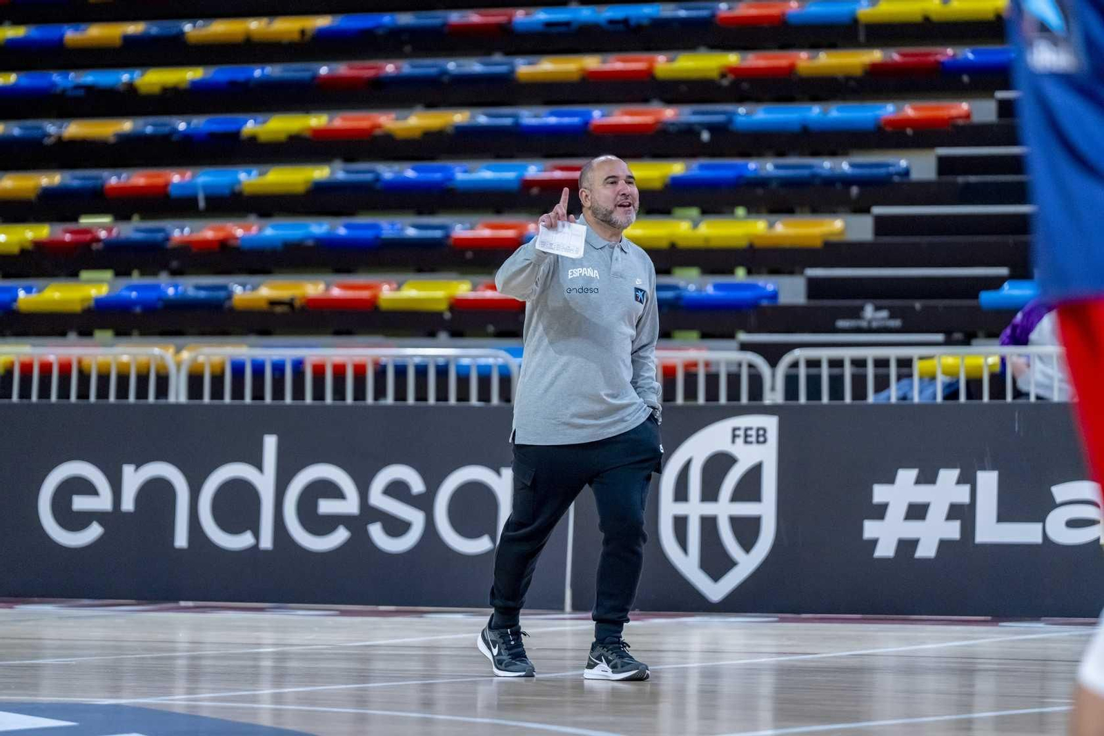 Alberto Díaz, Francis Alonso y Paco Aurioles, en la primera España de Chus Mateo