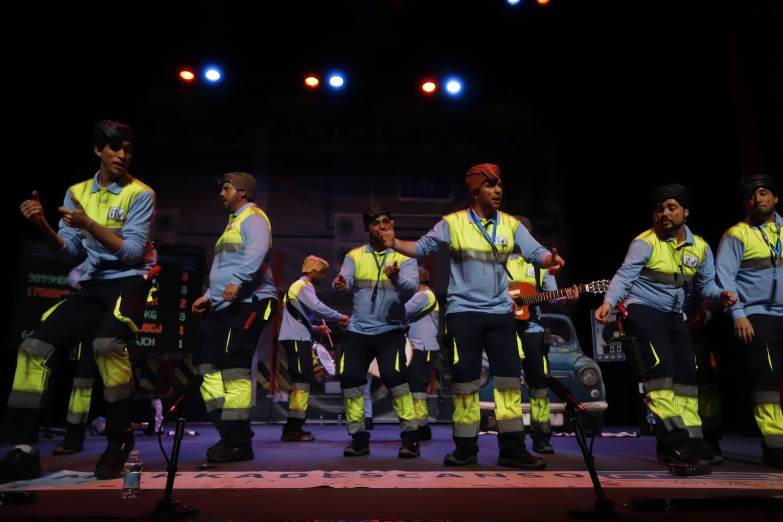 Imágenes de la actuación de la murga de Los Palacios y Villafranca Aquí no pasa ni Dios en el Carnaval Colombino
