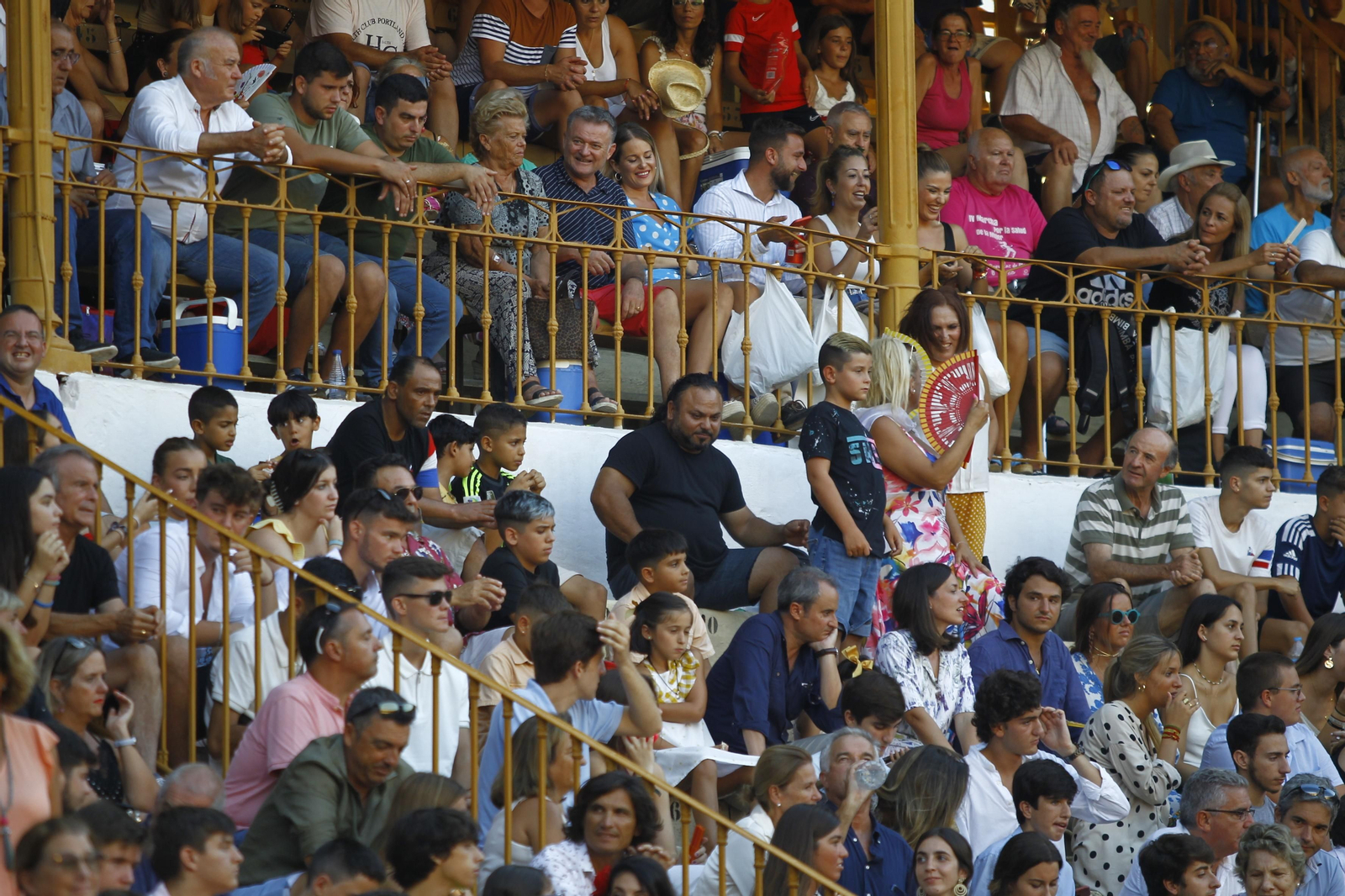 Imágenes del ambiente en la novillada organizada por la Escuela Taurina de Almería