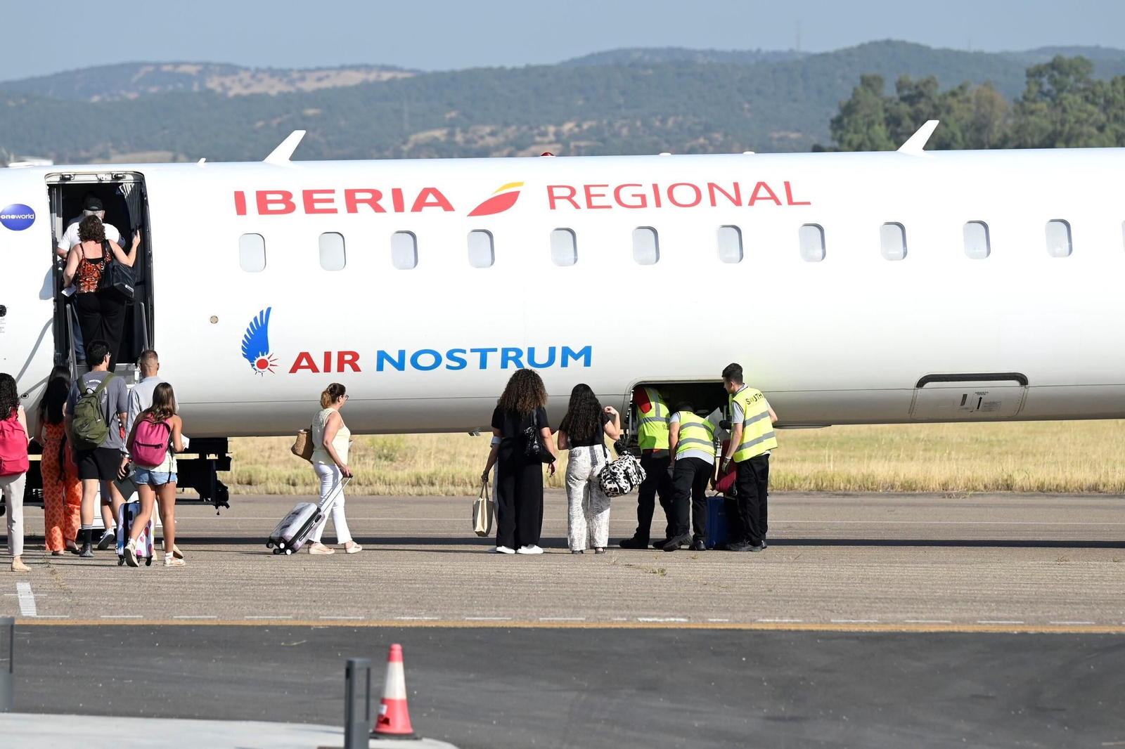 La llegada del primer vuelo del verano entre Córdoba y Mallorca, en imágenes