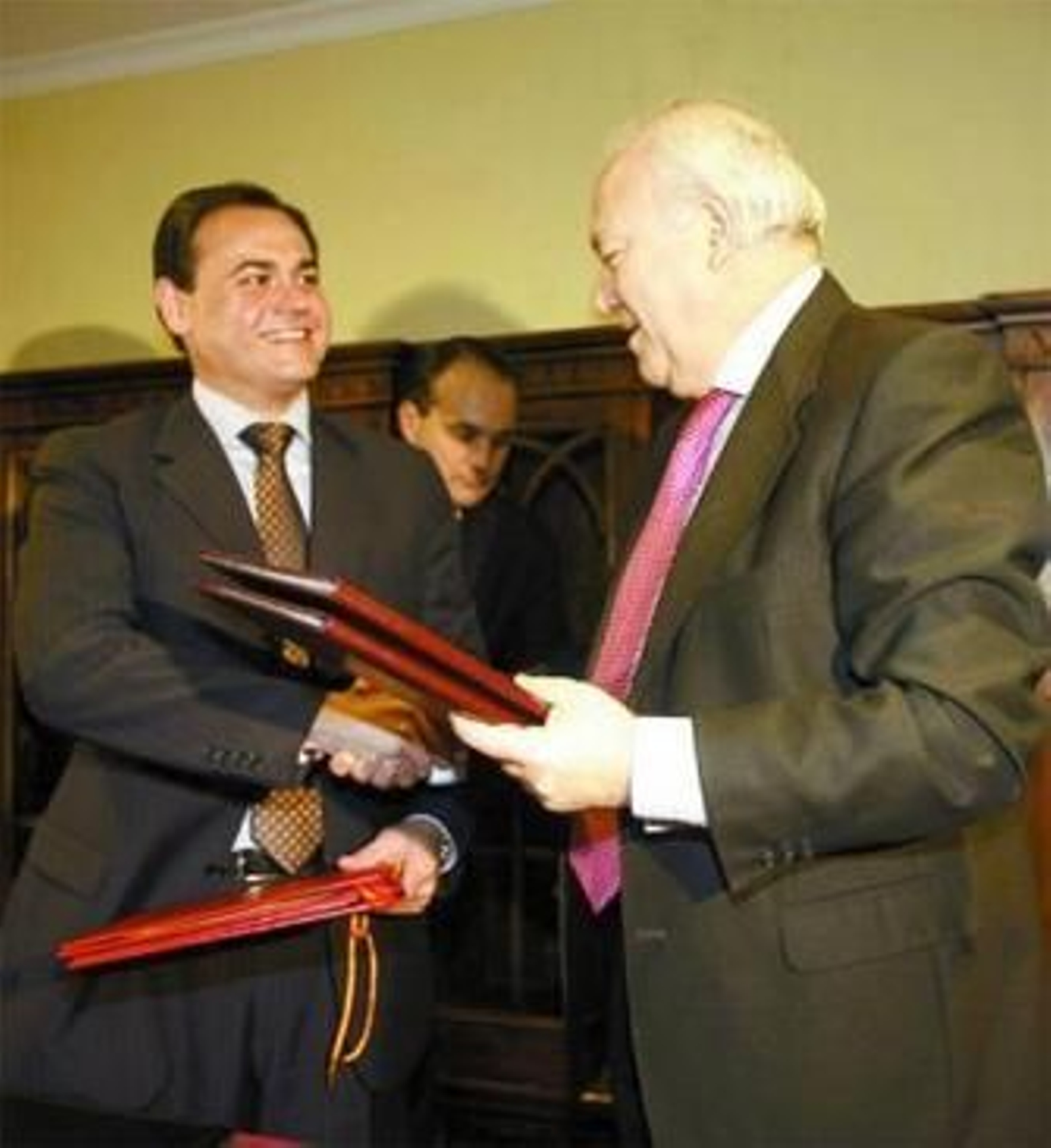 Ramírez y Moratinos, ayer, en la firma del convenio. Ramírez y Moratinos, ayer, en la firma del convenio.