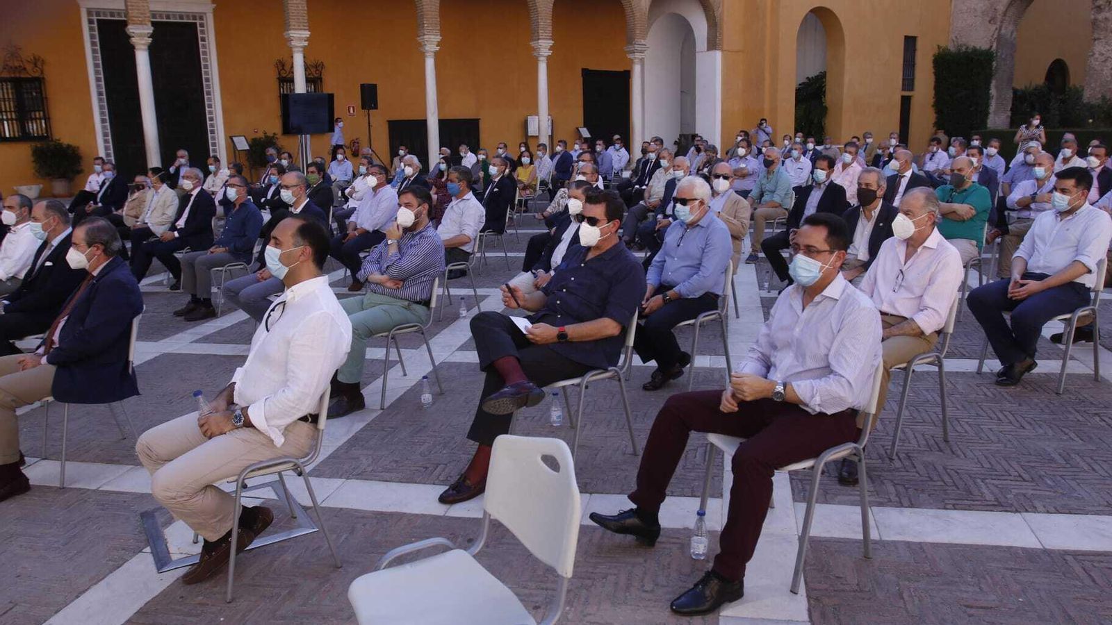 Los hermanos mayores reunidos en el Patio de la Montería.