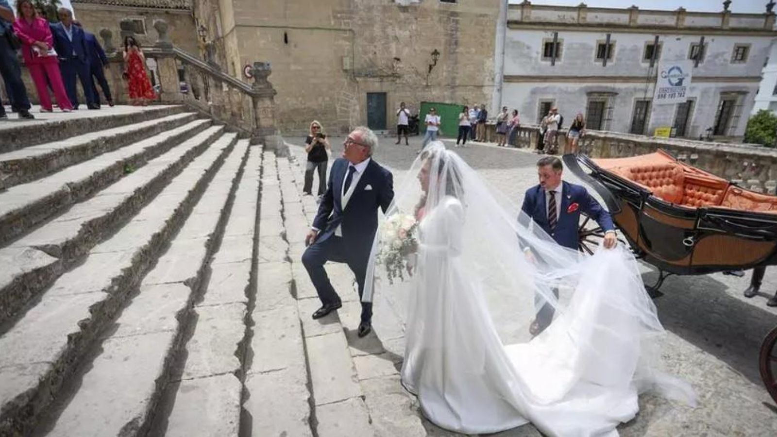 Laura Gallego vestida de novia subiendo la escalinata de la Catedral de Jerez. Laura Gallego vestida de novia subiendo la escalinata de la Catedral de Jerez.