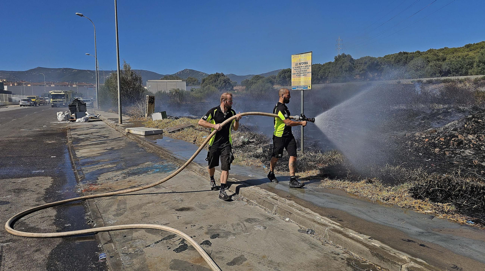 Fotos del incendio de pasto en el polígono de La Menacha en Algeciras
