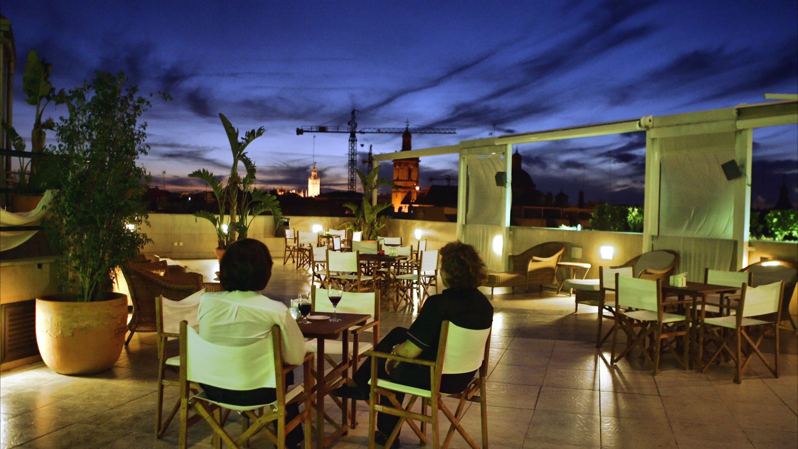La terraza de un hotel de Sevilla durante una noche de verano.