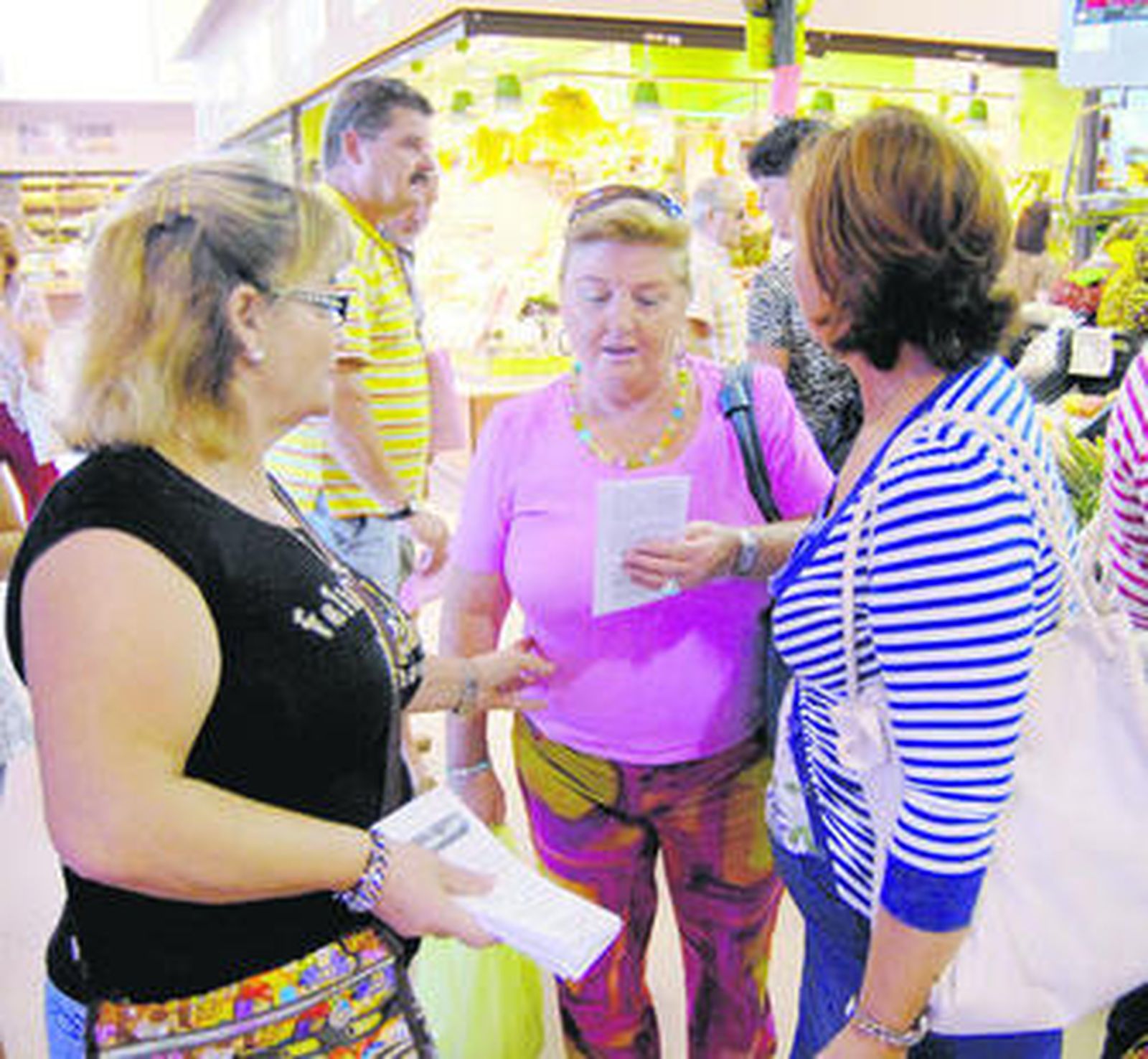Mujeres afectadas por las ordenanzas distribuyen impresos en el Mercado.