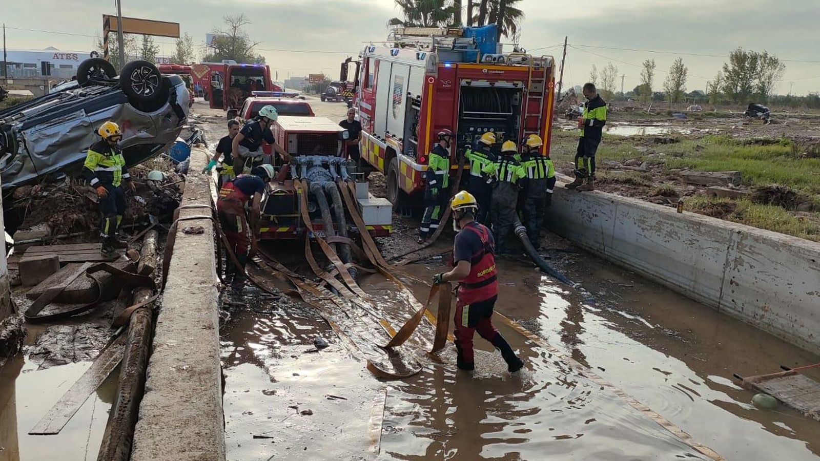 Bomberos de Torremolinos realizando labores de recuperación en Valencia. Bomberos de Torremolinos realizando labores de recuperación en Valencia.