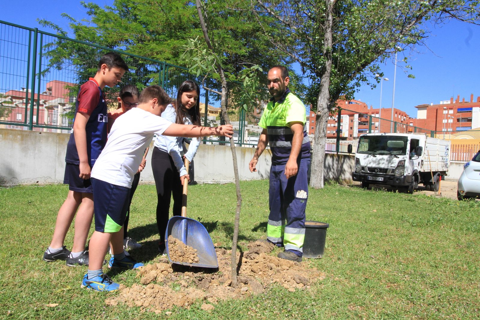 Imágenes de la plantación de árboles llevada a cabo en el colegio Los Rosales, con motivo del incendio del año pasado