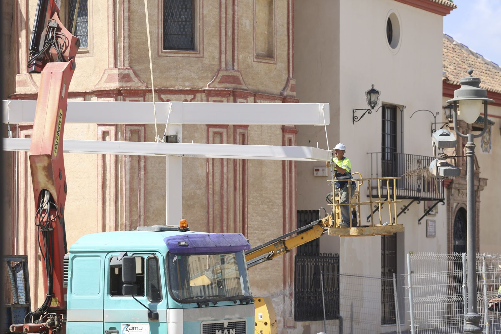 La retirada de la polémica pérgola de Santo Domingo, en fotos