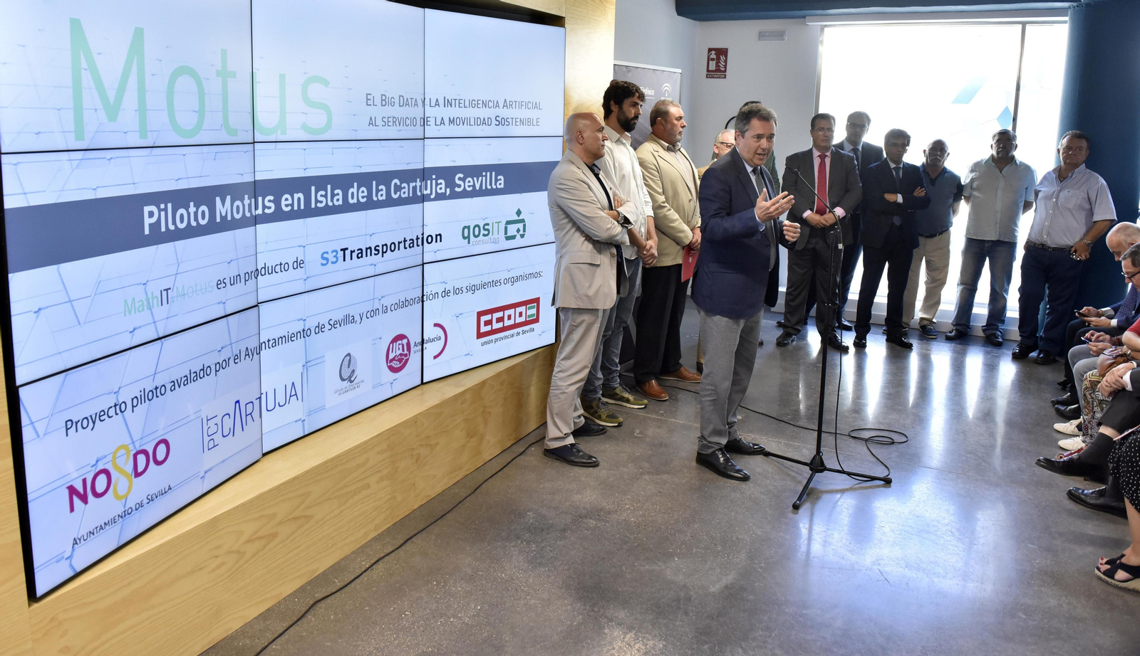 Espadas habla durante la presentación del proyecto piloto.