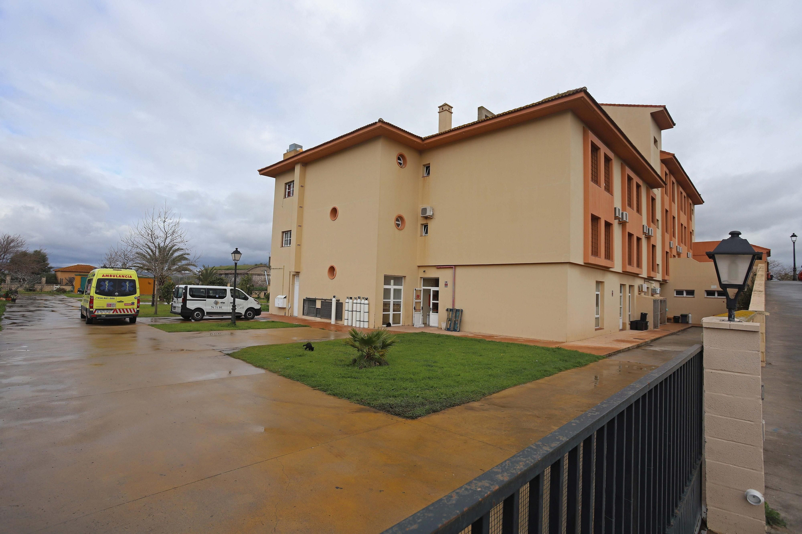 Uno de los accesos a la residencia de mayores Nuestra Señora del Rosario, en Los Barrios.