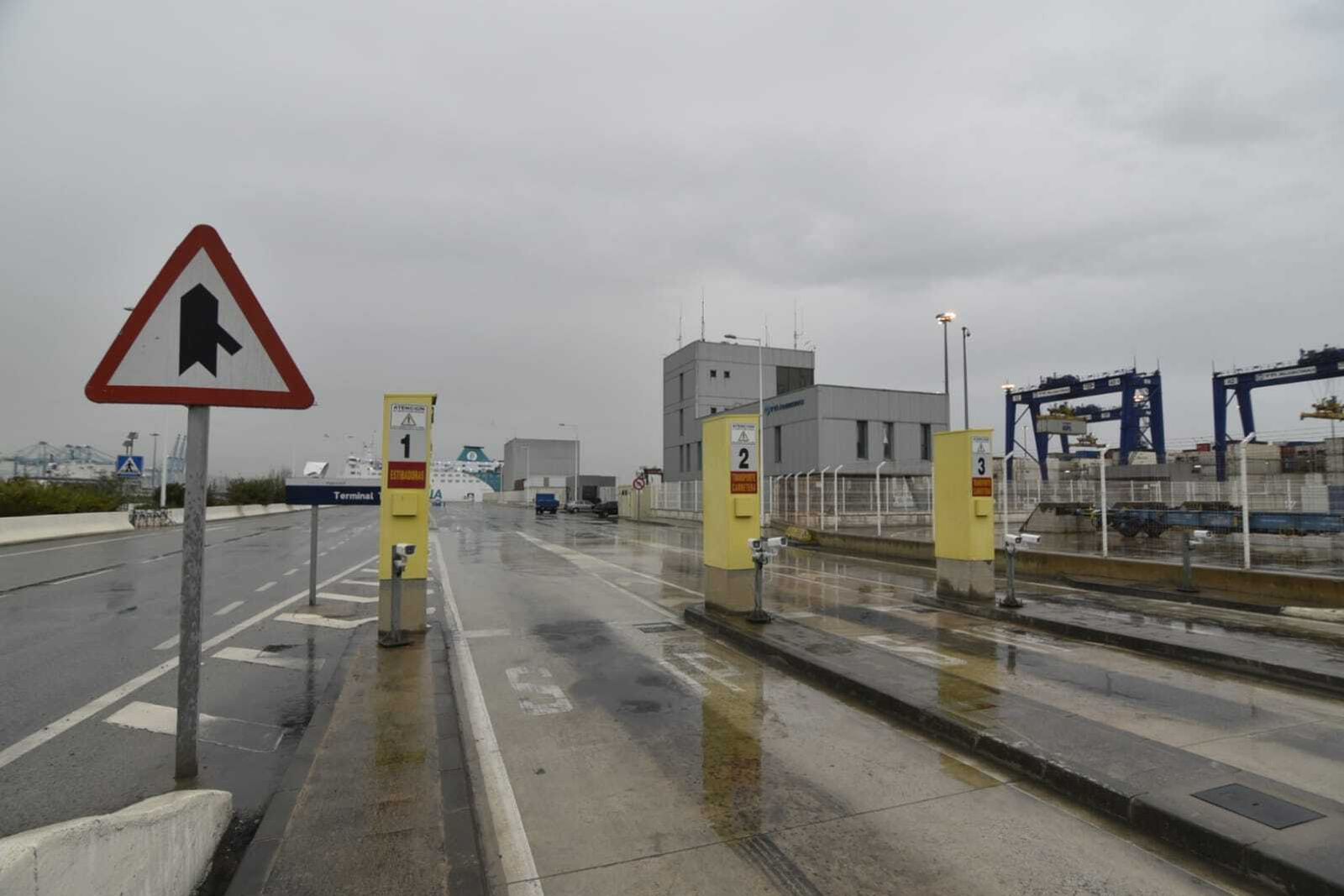 La zona de espera para camiones en Isla Verde Exterior, vacía este martes.