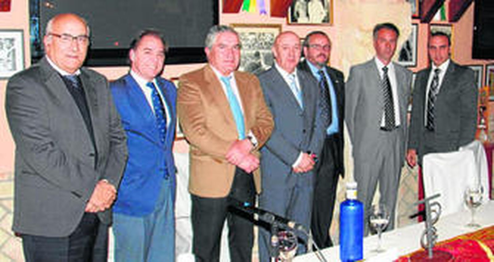 Firmantes y testigos del acuerdo con el concejal Raúl Capdevila, representando al alcalde de El Puerto, y José Manuel Berciano, profesor de La Gallosina.