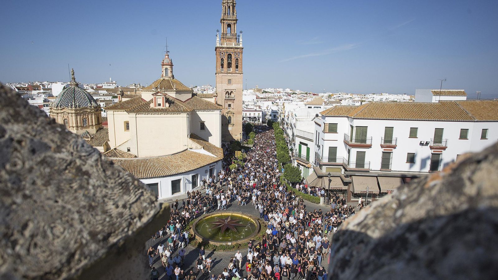 Manifestación multitudinaria en repulsa del crimen de Francisco Cintado y del comerciante chino Jian Lian Wan