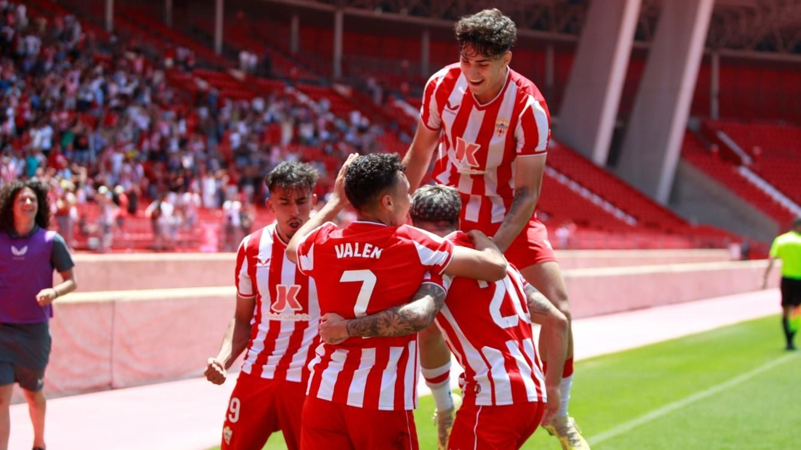 Los jugadores del filial rojiblanco celebran uno de los goles en los playoffs