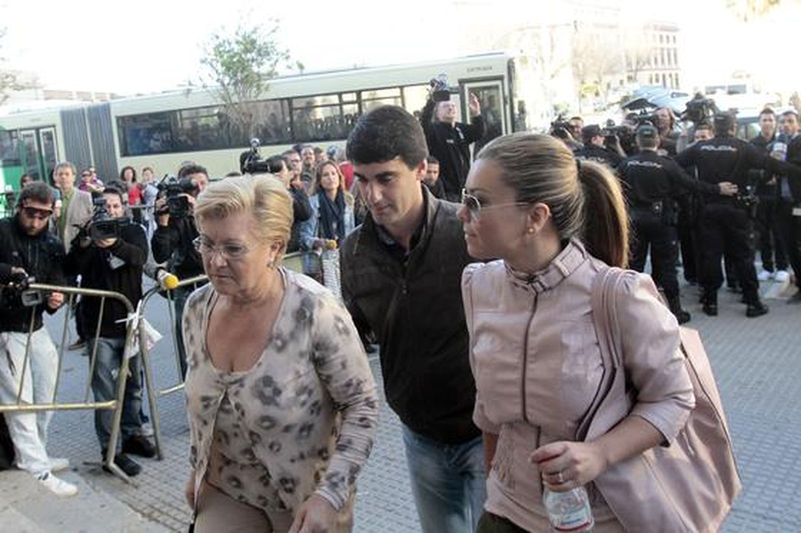 Prensa del corazón y curiosos aguardan en la puerta de la audiencia a los acusados en el segundo día del juicio por la ´Operación Karlos´. 

Foto: Lourdes de Vicente