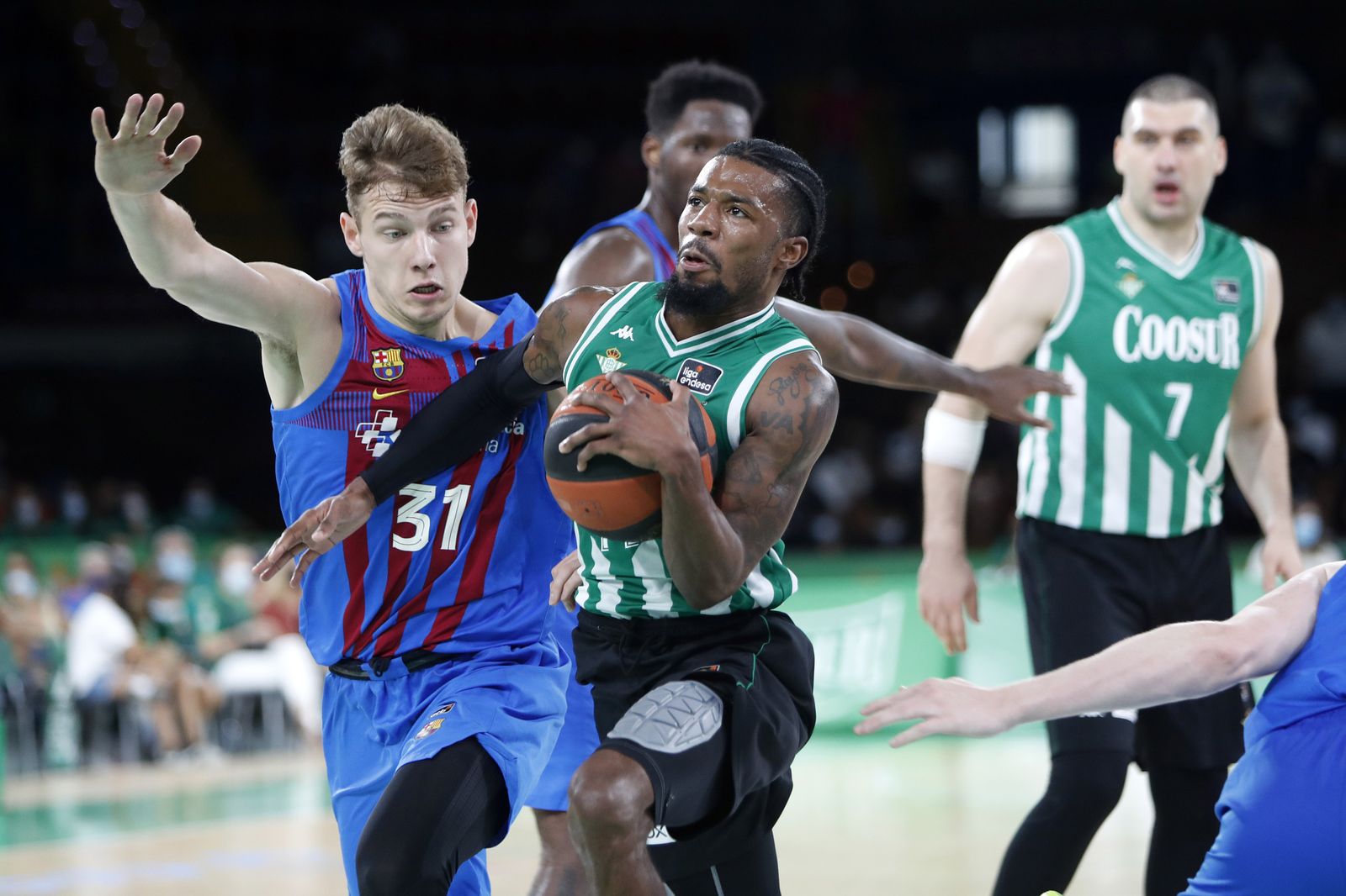 Shannon Evans entra a canasta ante la defensa del azulgrana Jokubaitis en el último partido del Coosur Betis.