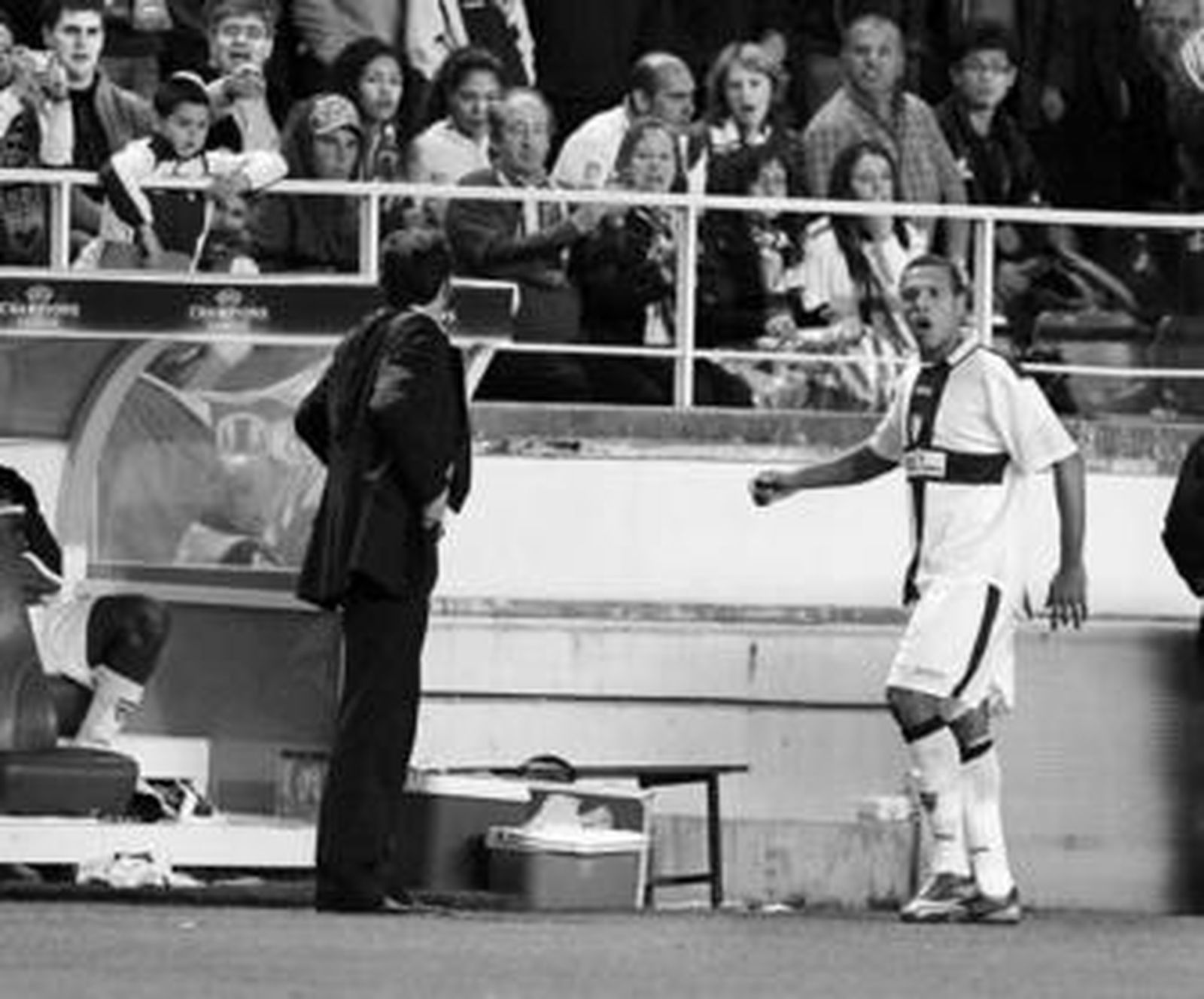 Luis Fabiano le reprocha a Jiménez su sustitución mientras se dirige al banquillo sevillista.