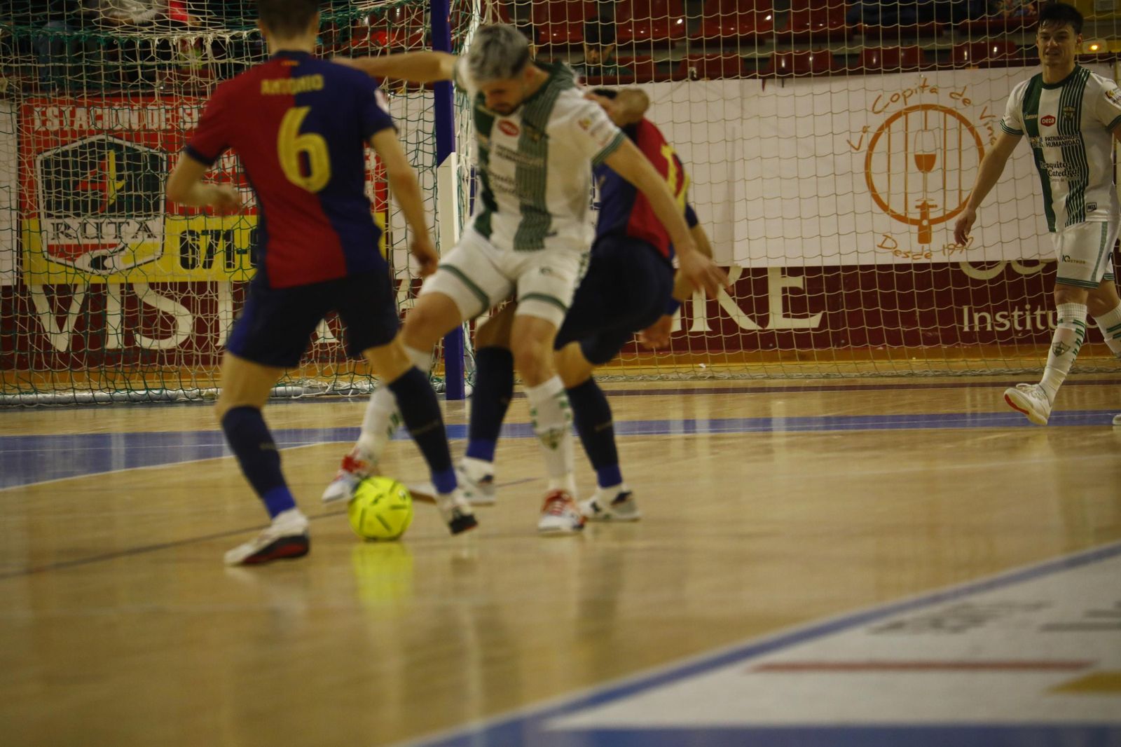 Las mejores fotos del ambiente en Vista Alegre para el Córdoba Futsal - Barça