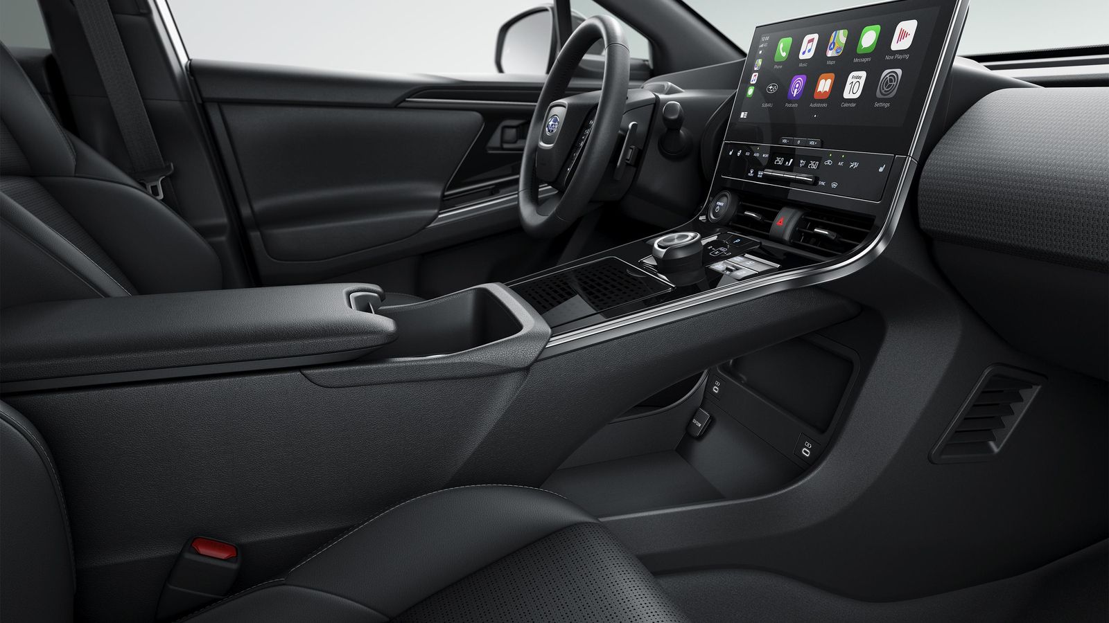 La consola central tiene dos alturas, la superior con los mandos; la inferior, con las tomas de energía, sirve de superficie de almacenamiento.