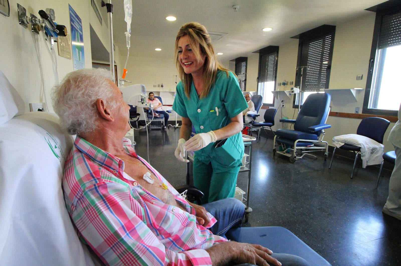 Un paciente en el Hospital de Día Oncológico durante su tratamiento de quimioterapia