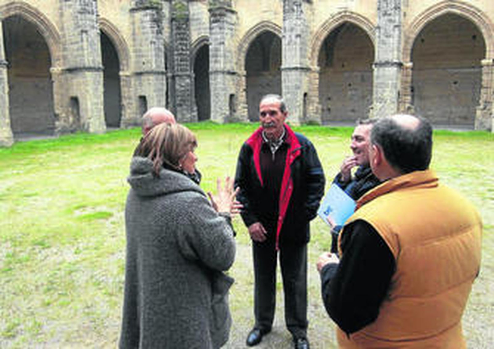 Eleuterio Sánchez, 'El Lute', en el claustro del antiguo penal, junto al equipo de filmación y la edil de Patrimonio.