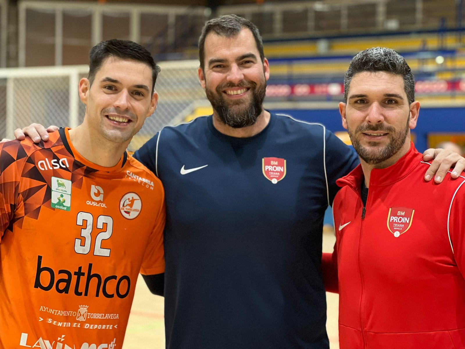 El ilustre Ángel Fernández se hace una foto con Juan Andreu y Jorge Oliva.