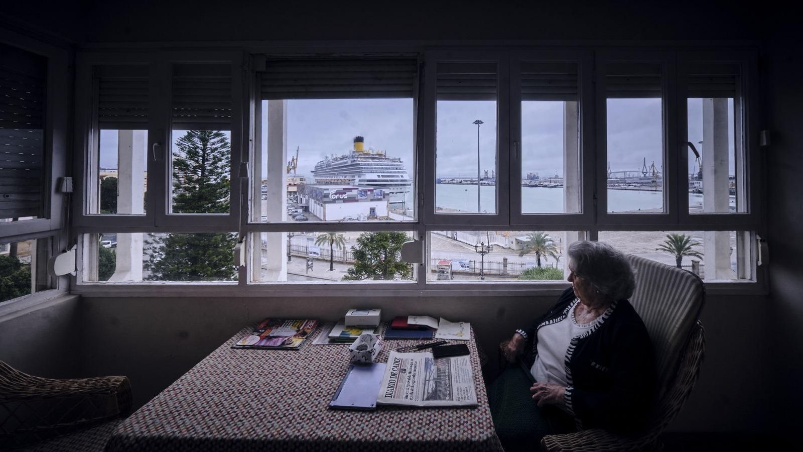 María González desde la terraza de su vivienda con vistas al muelle de Cádiz
