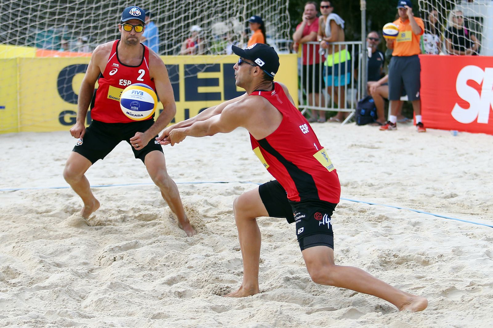 Gavira y Herrera durante un partido reciente de vóley playa.