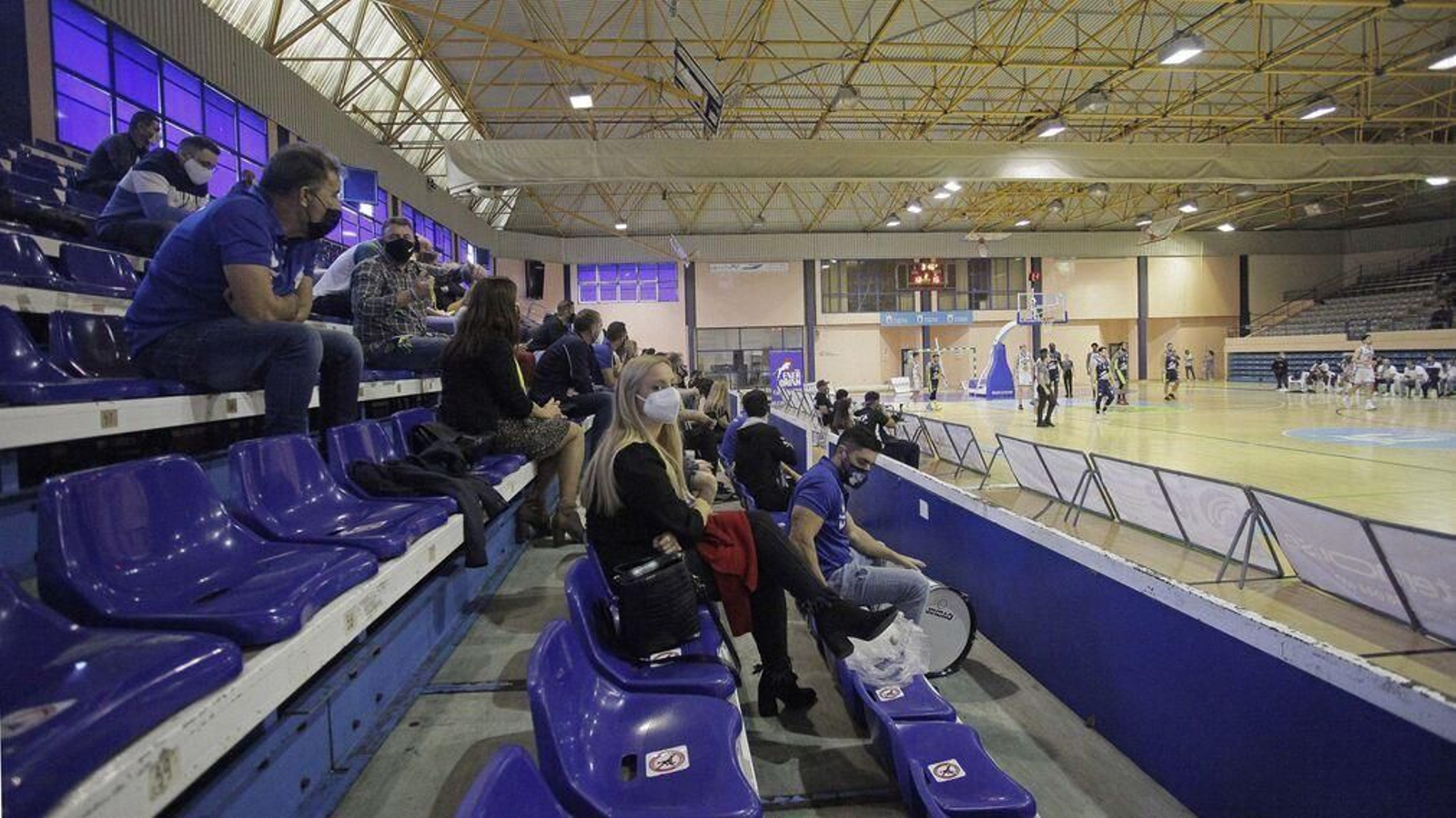 Espectadores, en la grada del Juan Carlos Mateo durante el Udea-Clavijo