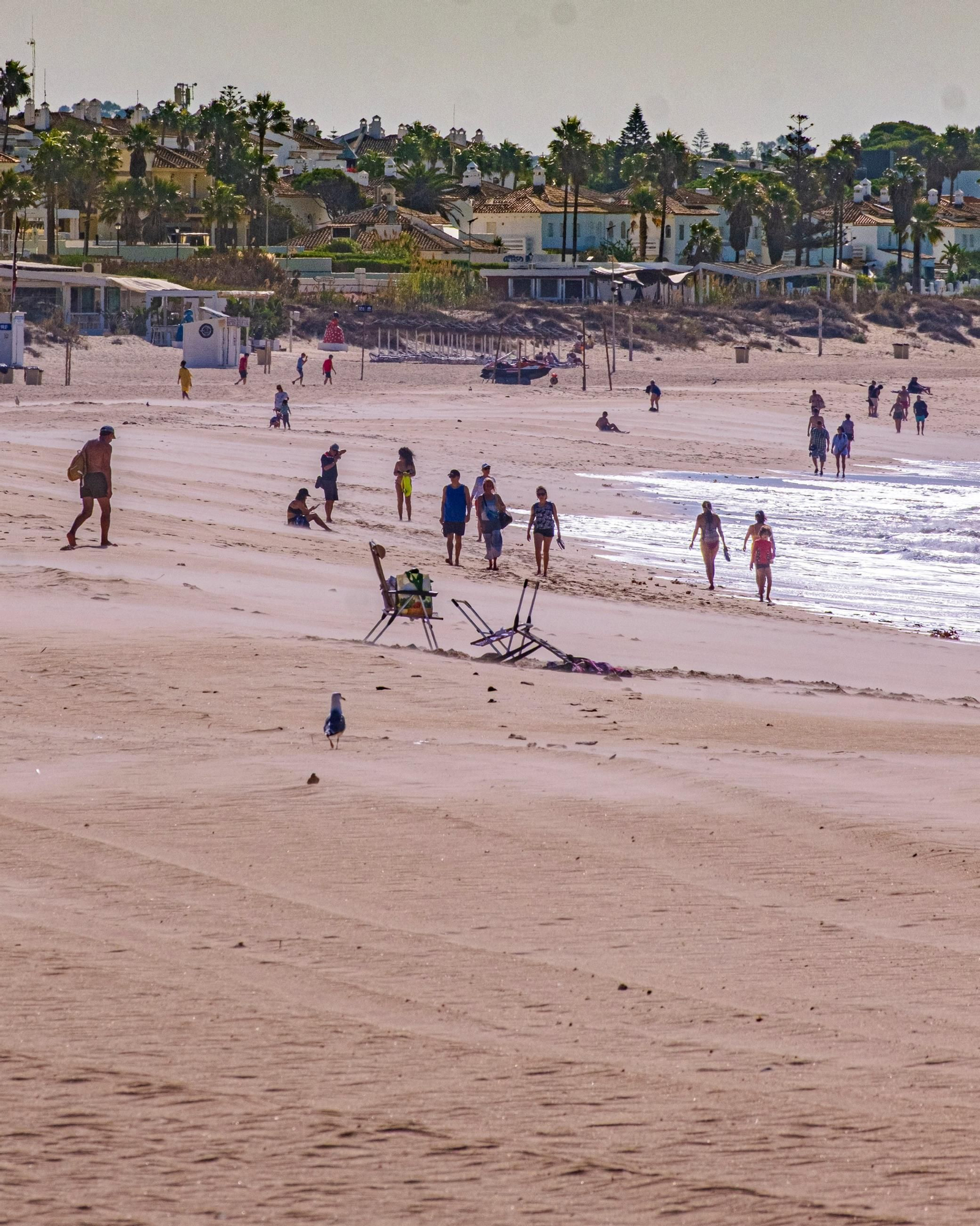 La playa de La Barrosa, en Chiclana, es otro de los espacios tomado por las segundas residencias.