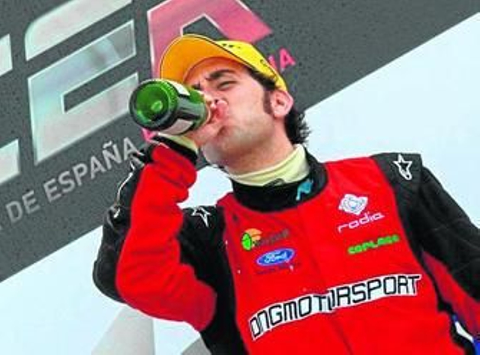 Diego Narbona, bebiendo el champán de los campeones en lo alto del podio de Los Arcos.