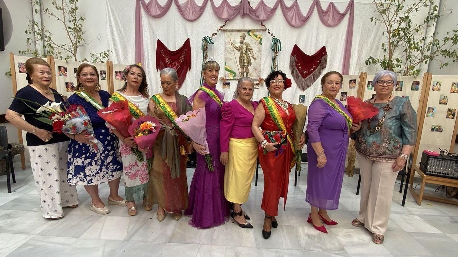 Reina y damas del Centro de Participación para Mayores de Los Barrios.