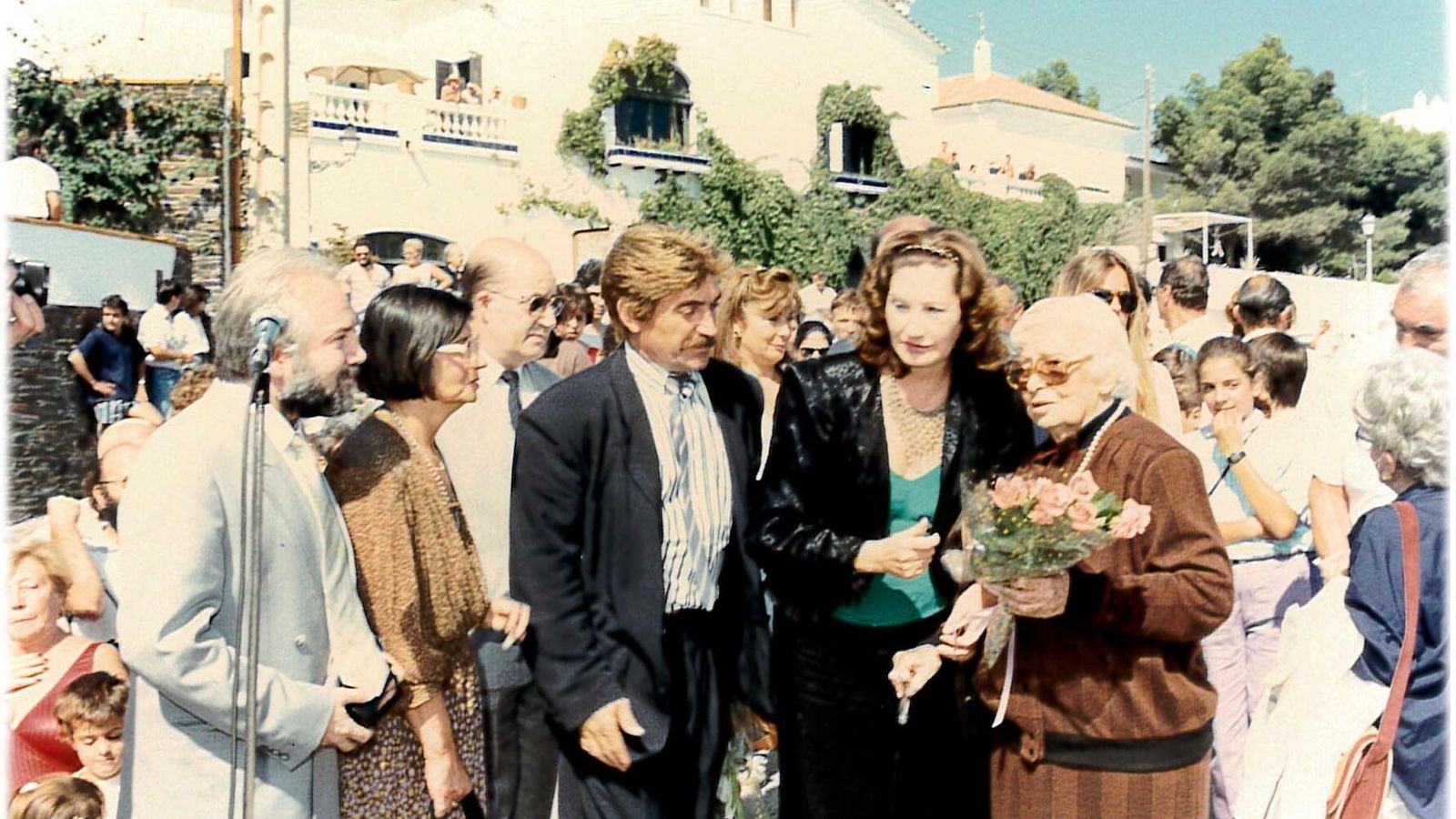 Con el alcalde de Fuentevaqueros, Tica Fernández Montesina, María Dalí y Juan de Loxa.