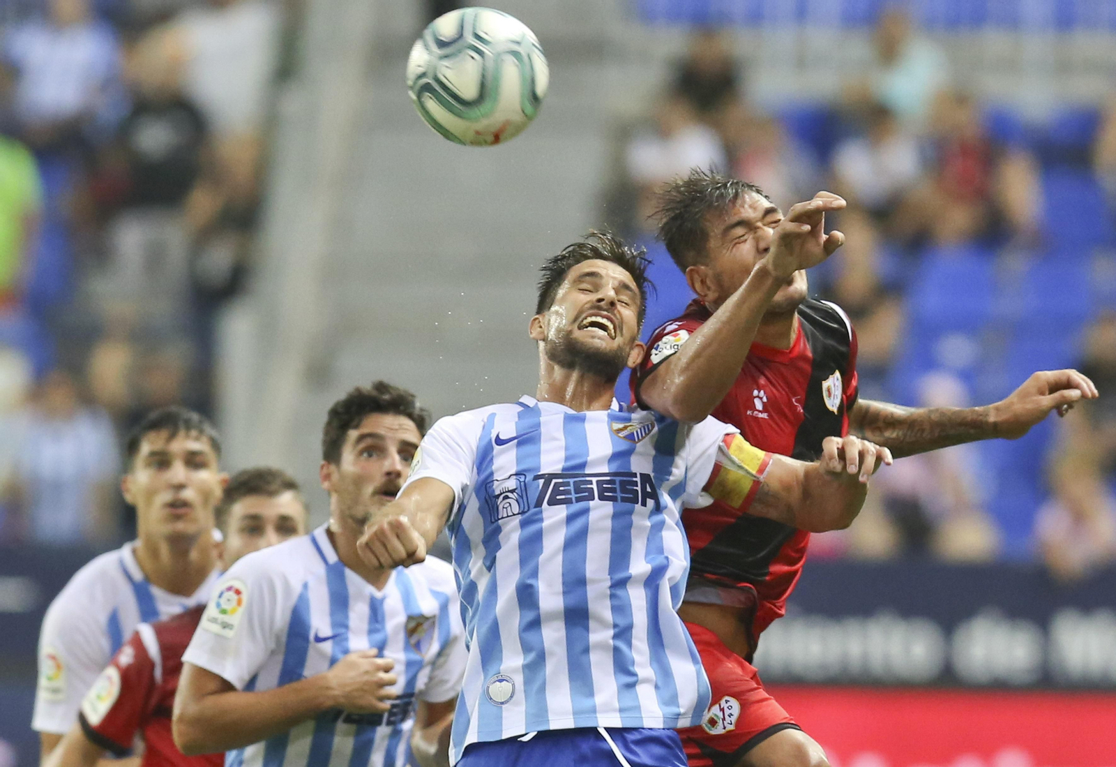 Adrián disputa un balón con Ulloa.