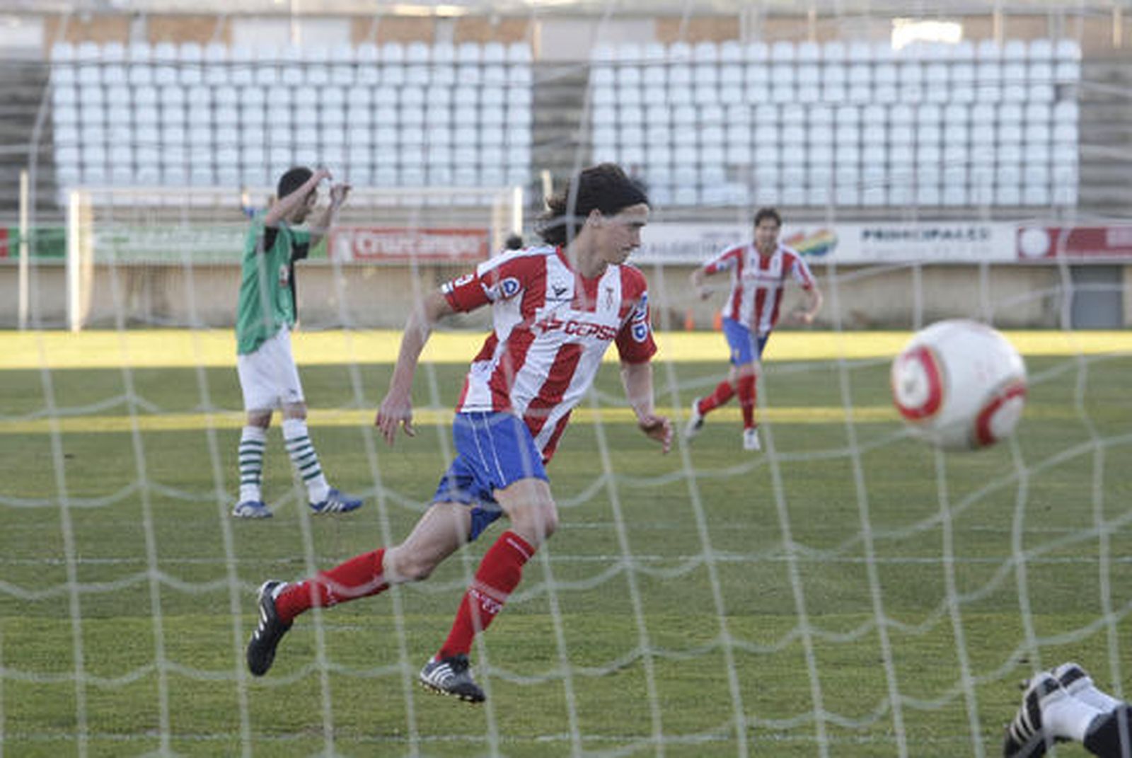 El Algeciras, que sólo logró empatar ante el Puerto Real en un ambiente enrarecido, continúa cuarto en la clasificación./Fotos:Erasmo Fenoy 

Foto: Erasmo Fenoy