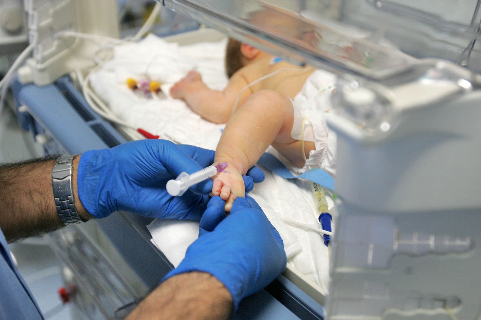 Imagen de archivo de un bebé en una UCI pediátrica.