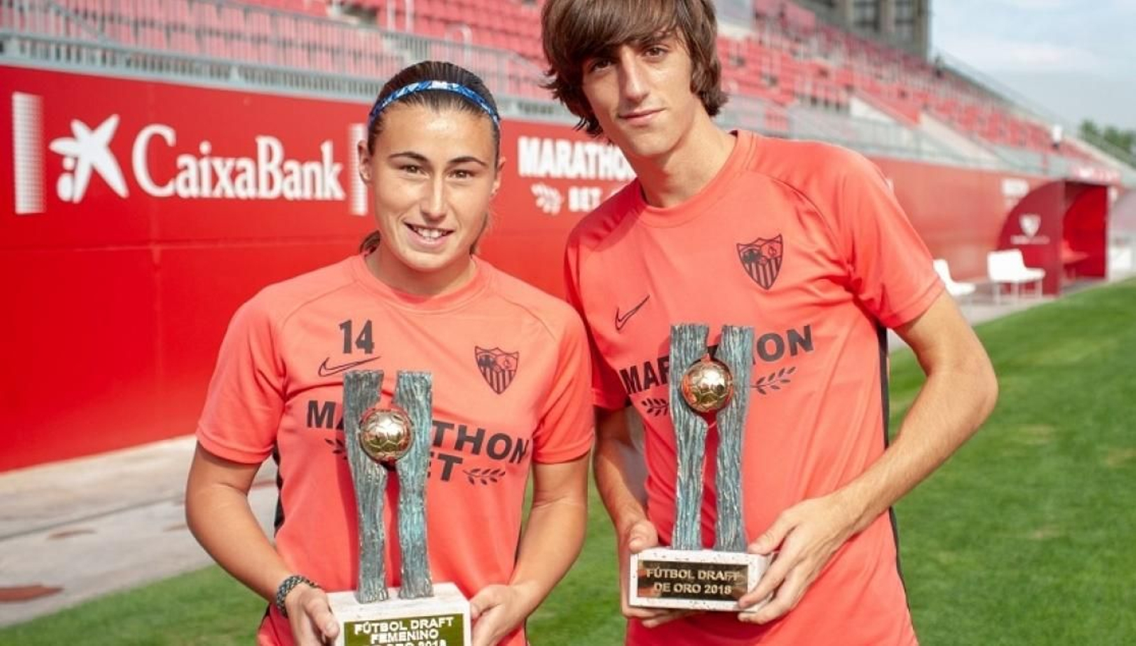 Bryan Gil y María Bores enseñan el trofeo del Draft oro 2018-19.