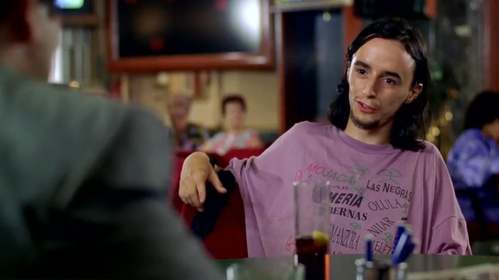 "El Bombilla" viste una camiseta con los nombres de los pueblos de Almería.