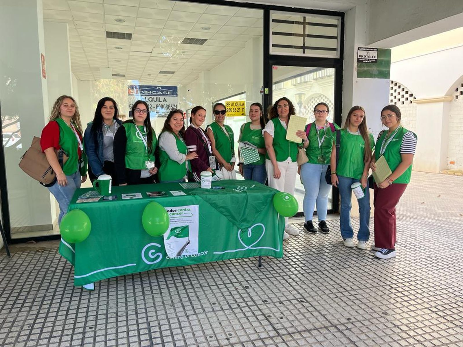 Una imagen de la mesa instalada en la calle Valdés.