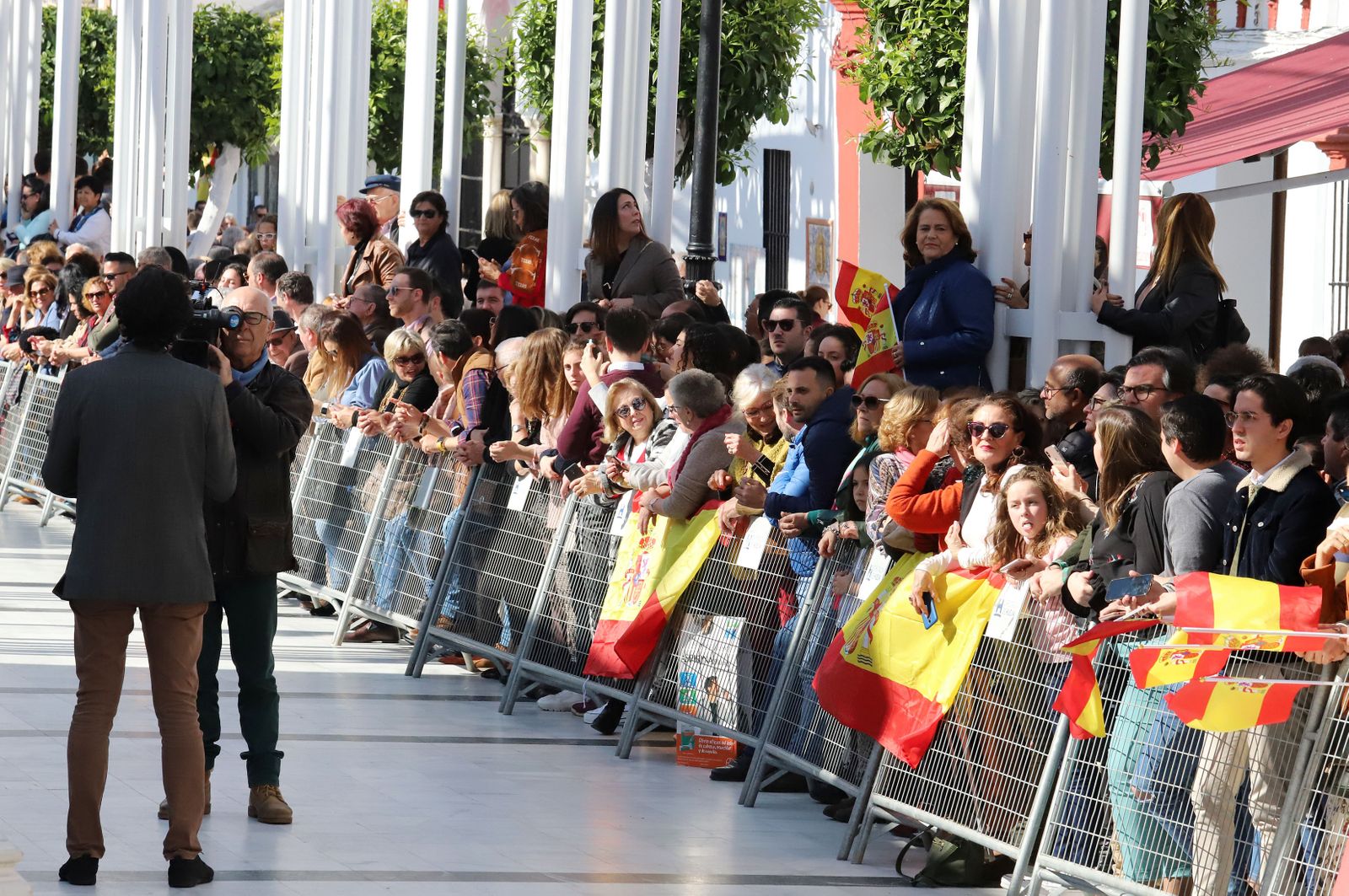Imágenes de Don Felipe y Doña Letizia arropados por el cariño de los almonteños