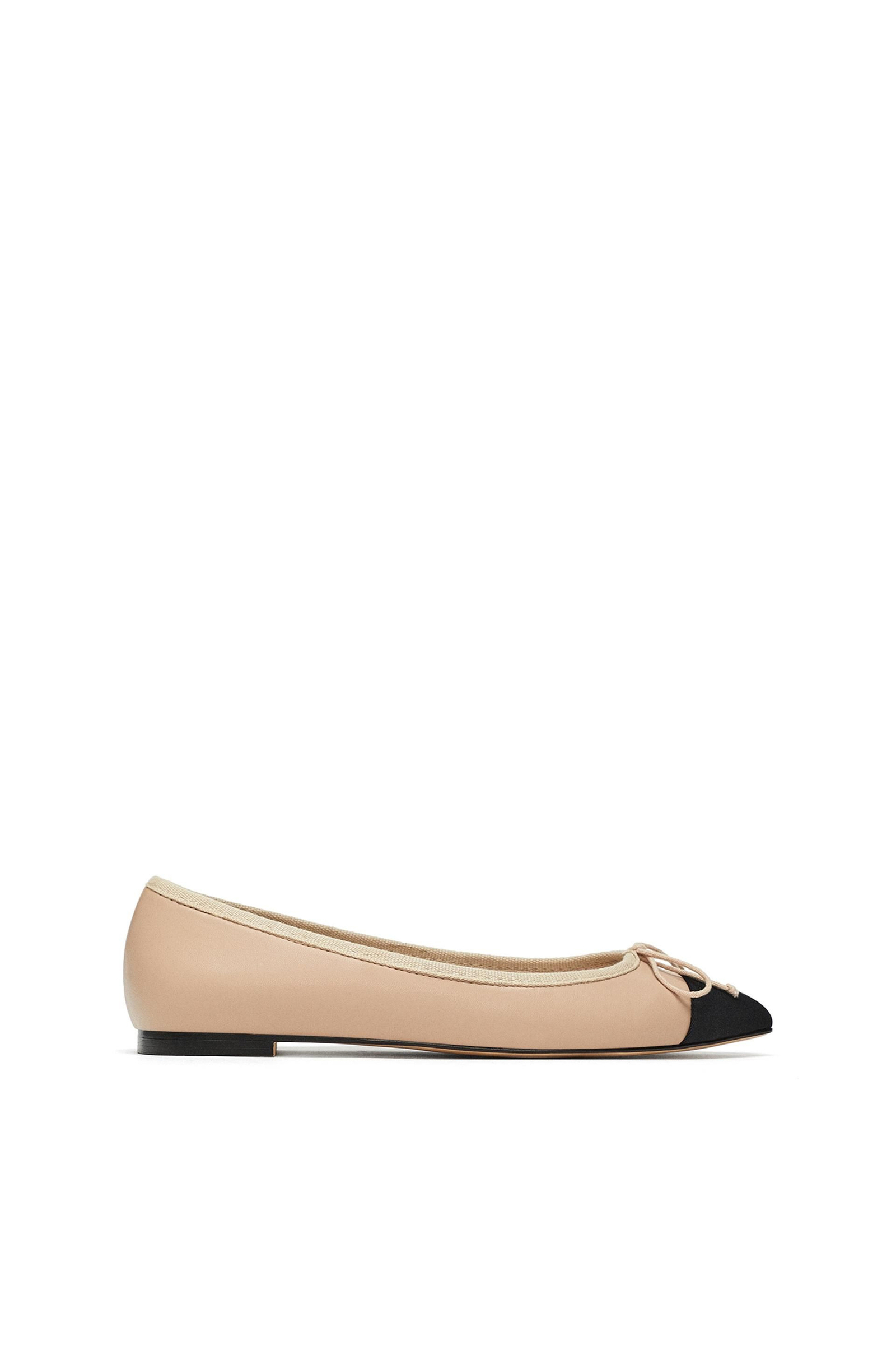 Bailarinas nude con punteras negras. De Zara, 22,95€.