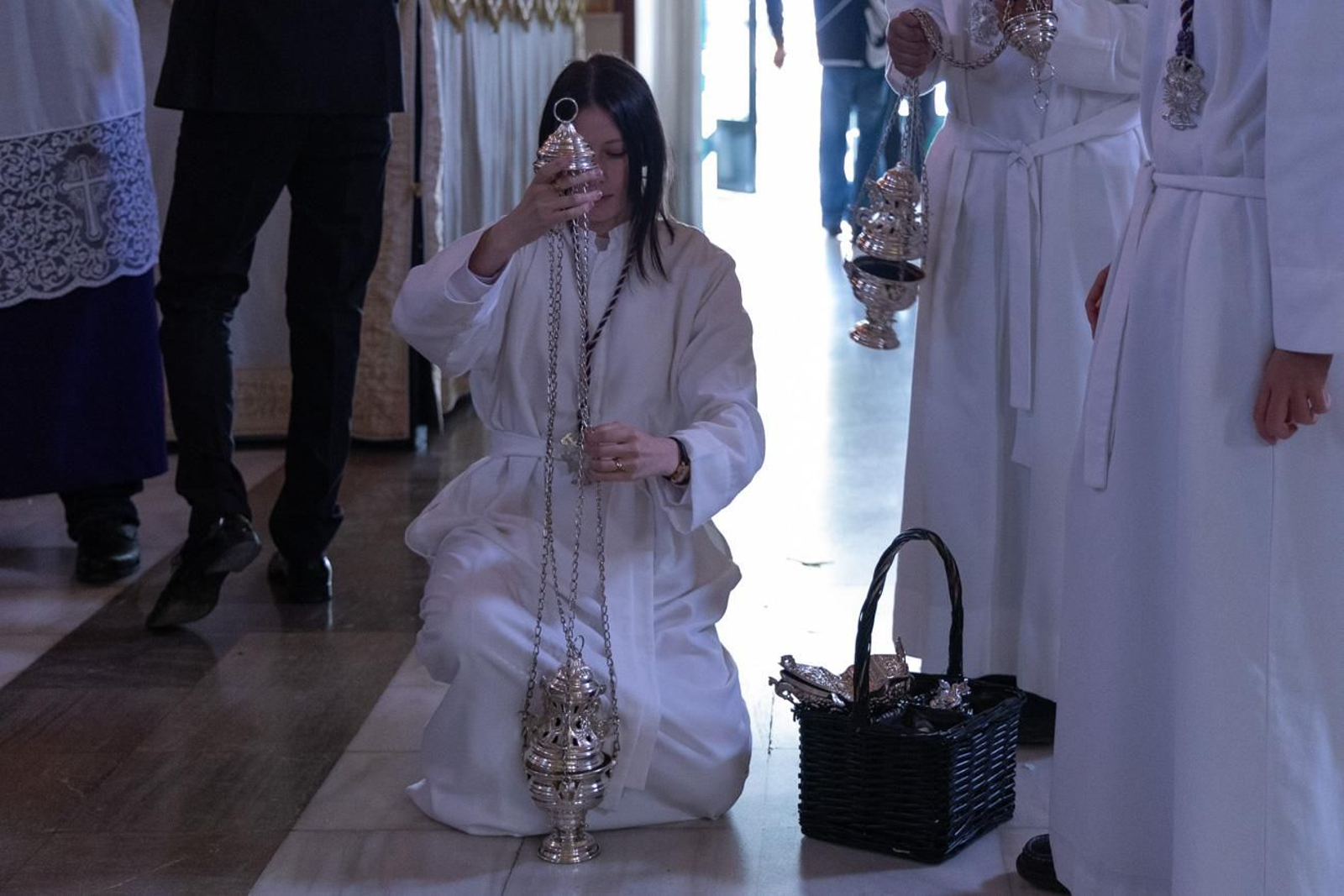 El Miércoles Santo inicia la tarde con los nazarenos trinitarios del barrio de Santa Isabel