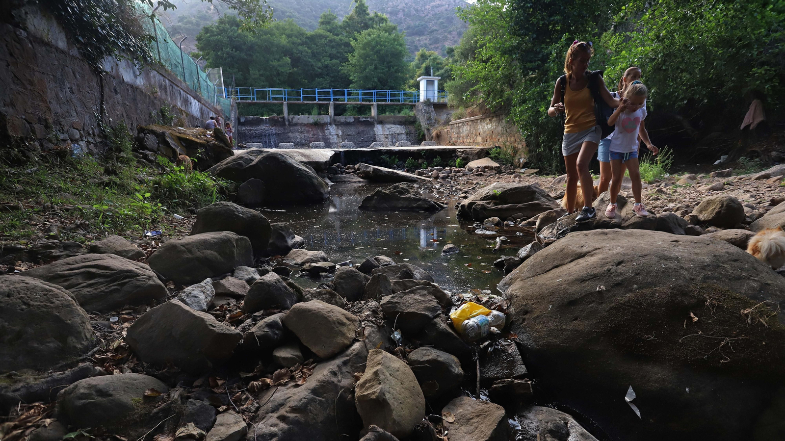 Basura en el sendero del Río de la Miel