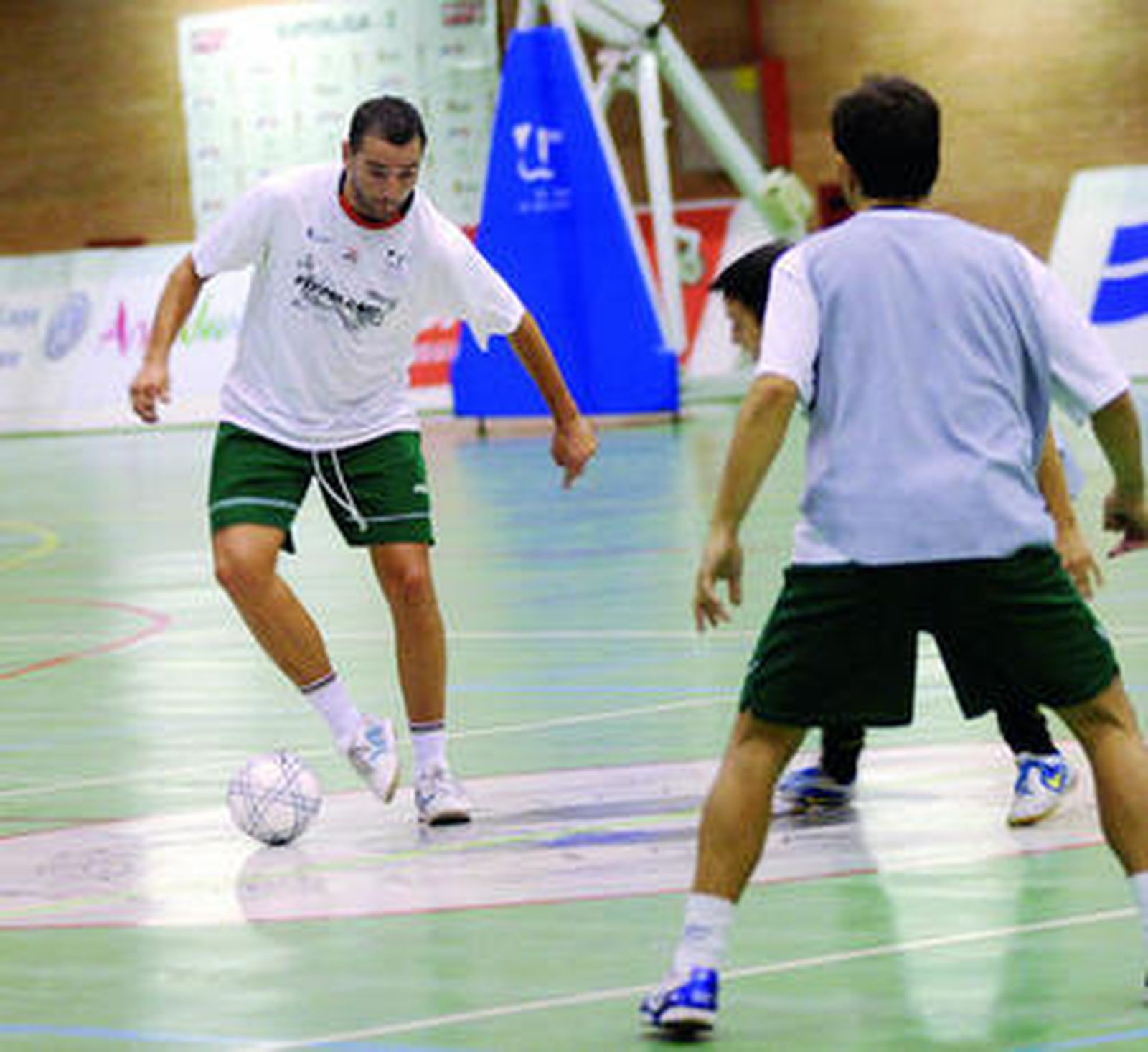Fran Espinosa intenta un regate durante un entrenamiento.