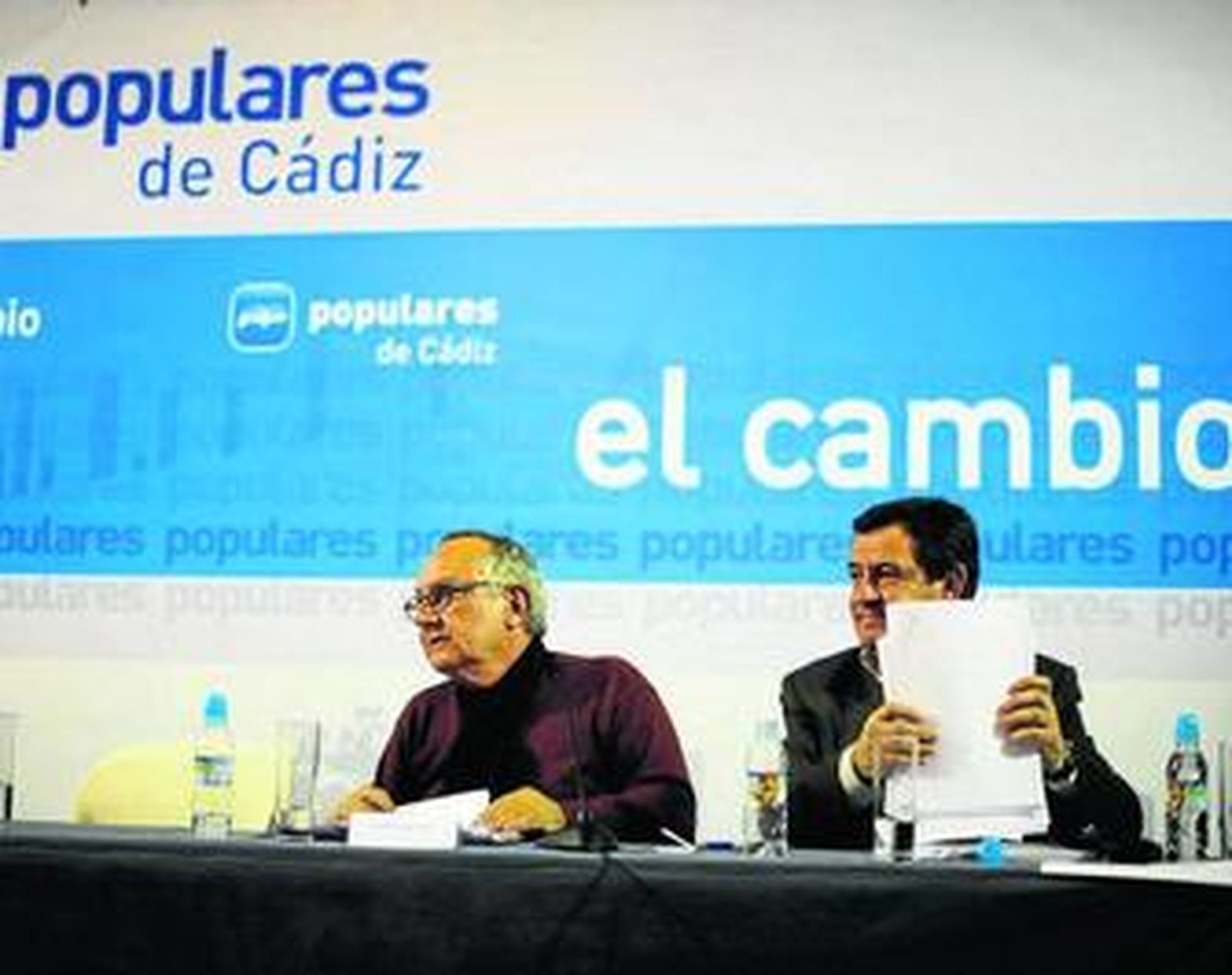 Pedro González Tuero, moderador del 'Foro por el Cambio', junto al candidato, José Loaiza.
