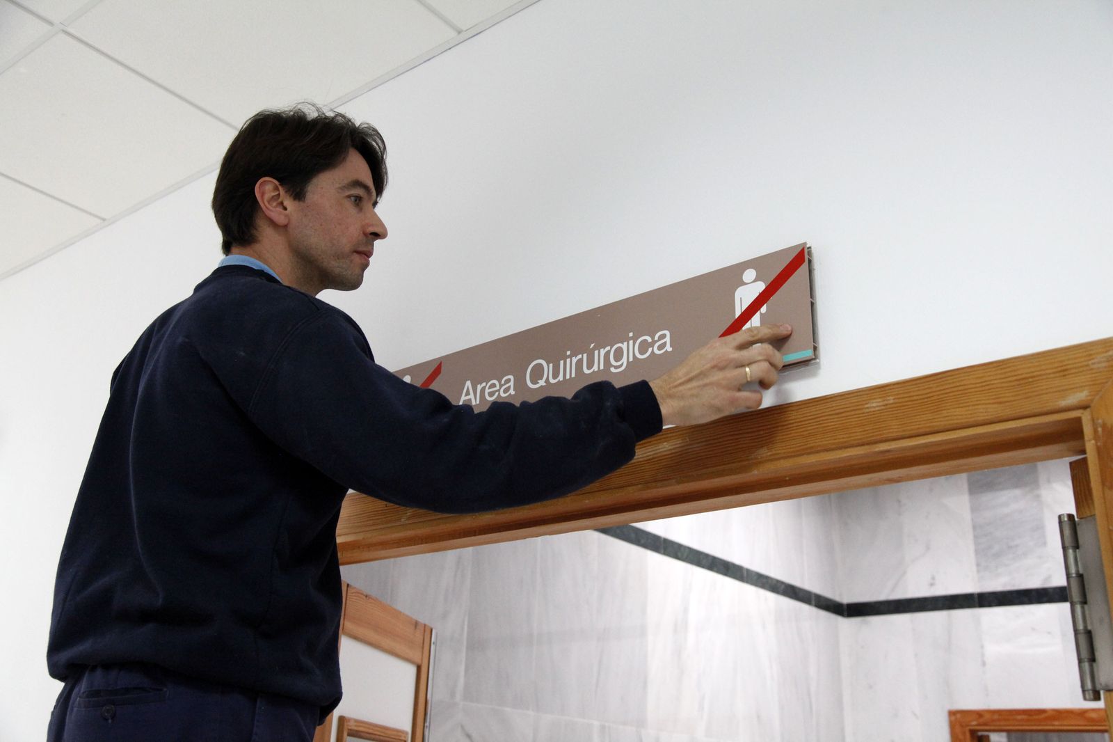 Un operario realiza los últimos retoques para poner a punto el centro sanitario.